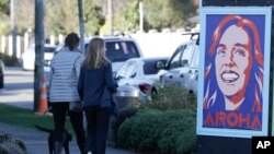 Peatones pasan frente a un cartel de la primera ministra Jacinda Arden con la palabra Aroha, que significa amor, en Christchurch, Nueva Zelanda, el 8 de junio de 2020.