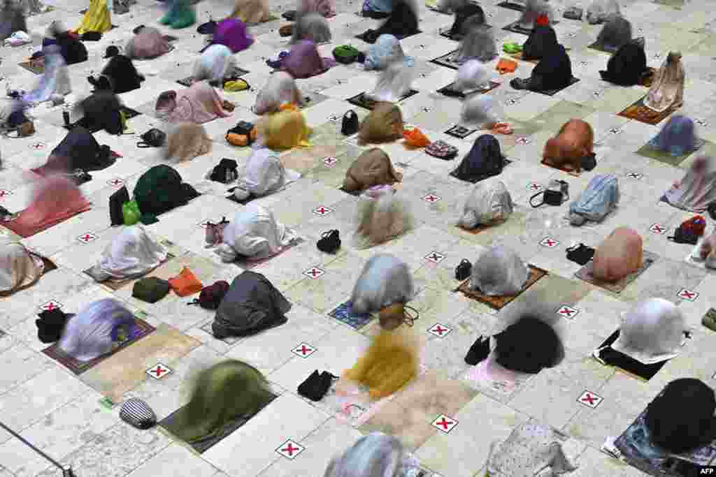 انڈونیشیا کے دارالحکومت جکارتہ کی &rsquo;مسجدِ استقلال&lsquo; میں مرد نمازیوں کے علاوہ خواتین کی بڑی تعداد بھی تراویح کی نماز ادا کر رہی ہے۔