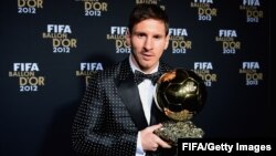 Lionel Messi dengan trophy FIFA Ballon d'Or untuk ke-4 kalinya 7 Januari 2013 lalu (foto: dok).