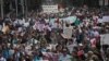<p>Puluhan ribu demonstran berbaris di jalanan Mexico City,&nbsp;memprotes pemerintah atas hilangnya 43 mahasiswa di negara bagian&nbsp;Guerrero (5/11).&nbsp;(AP/Marco Ugarte)</p>
