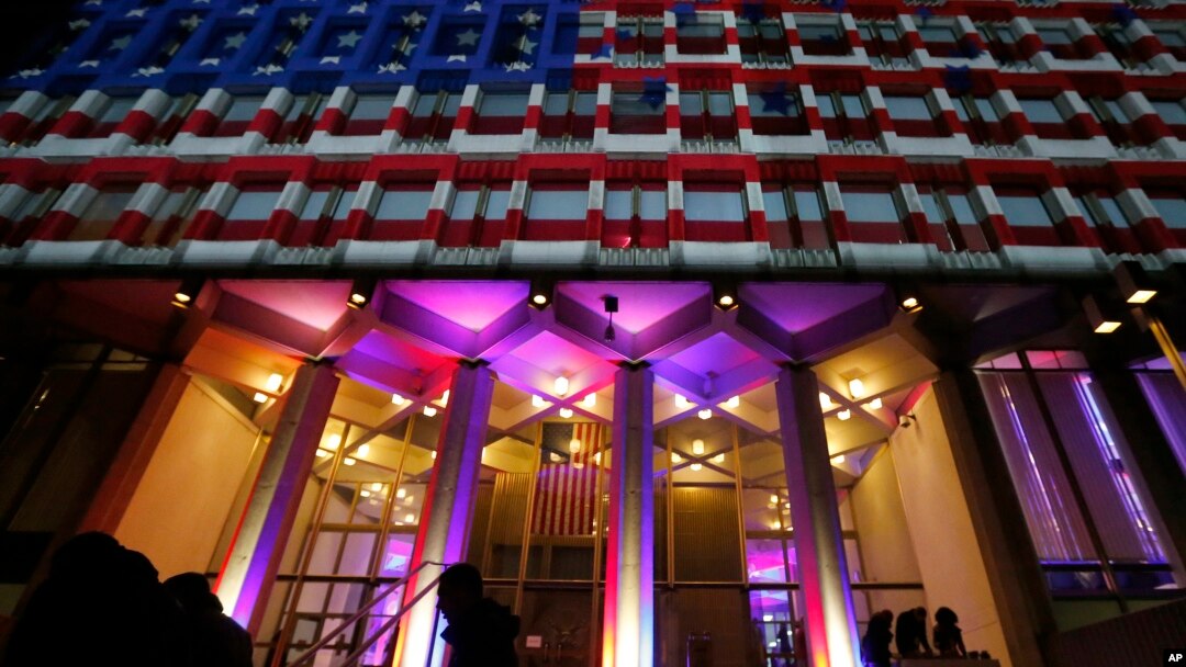 Fachada Embajada de los Estados Unidos en Londres. De acuerdo con estas informaciones, quedarán exentos los embajadores de carrera que formen parte del cuerpo diplomático del Departamento de Estado de EE.UU.