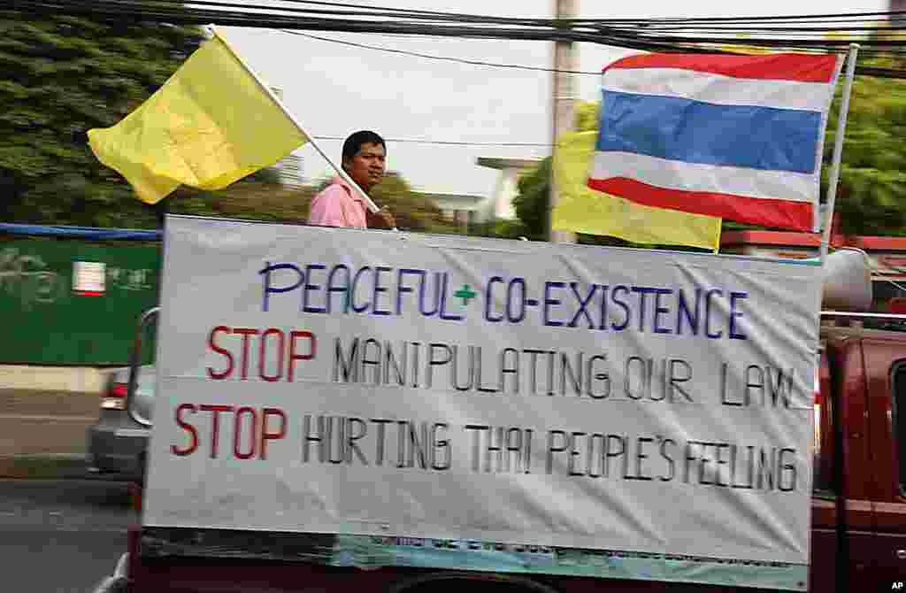 Thai Royalist Protester in Truck in Bangkok, December 16, 2011, (VOA - D. Schearf)