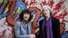 La microbiologiste française Emmanuelle Charpentier (à gauche) et la professeure Jennifer Doudna des États-Unis lors d'une visite à une exposition de peintures d'enfants sur le génome, en Espagne, le 21 octobre 2015.