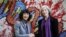 La microbiologiste française Emmanuelle Charpentier (à gauche) et la professeure Jennifer Doudna des États-Unis lors d'une visite à une exposition de peintures d'enfants sur le génome, en Espagne, le 21 octobre 2015.