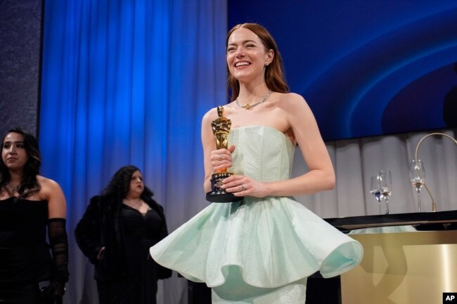 Emma Stone posa con el premio a la mejor interpretación de una actriz en un papel principal por "Poor Things" en el Governors Ball después de los Oscar el domingo 10 de marzo de 2024 en el Dolby Theatre de Los Ángeles.