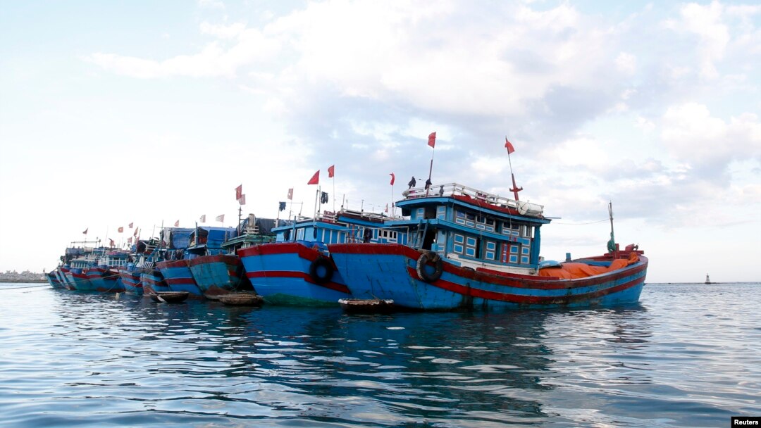 Tàu cá của ngư dân Việt Nam neo đậu gần đảo Lý Sơn, tỉnh Quảng Ngãi. Ngư dân Lý Sơn đánh bắt ở quần đảo Hoàng Sa thường xuyên bị tàu Trung Quốc tấn công, gây thương tích và cướp phá tài sản.
