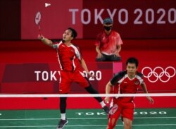 Mohammad Ahsan dari Indonesia beraksi di dekat Hendra Setiawan selama pertandingan melawan Takeshi Kamura dari Jepang dan Keigo Sonoda dari Jepang. (Foto: Reuters)