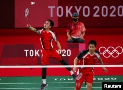 Mohammad Ahsan dari Indonesia beraksi di dekat Hendra Setiawan selama pertandingan melawan Takeshi Kamura dari Jepang dan Keigo Sonoda dari Jepang. (Foto: Reuters)