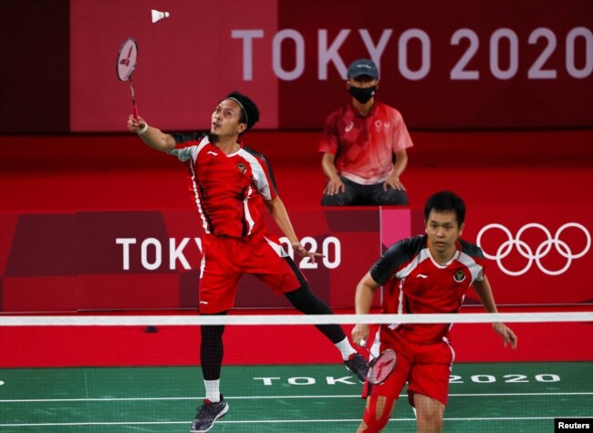 Mohammad Ahsan dari Indonesia beraksi di dekat Hendra Setiawan selama pertandingan melawan Takeshi Kamura dari Jepang dan Keigo Sonoda dari Jepang. (Foto: Reuters)
