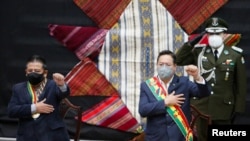 El presidente de Bolivia, Luis Arce, y el vicepresidente, David Choquehuanca, escuchan el himno nacional en el Día Nacional del país, durante las celebraciones del Estado Plurinacional de Bolivia, en la Casa Grande del Pueblo, en La Paz, Bolivia, el 22 de enero de 2022.