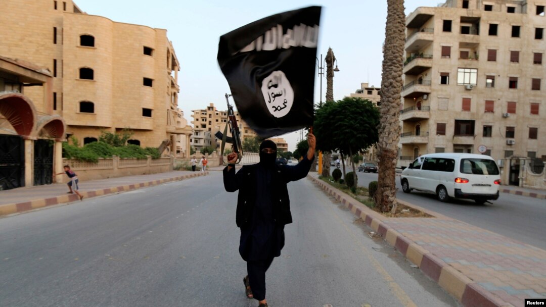 Seorang militan ISIS di Raqqa, Suriah (foto: dok). Seorang remaja AS didakwa mendukung kelompok militan ISIS.