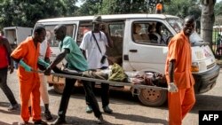 Un blessé transporté dans Bangui, 26 septembre 2015.