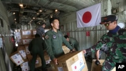 Un avión de transporte militar llegó a Palu el sábado desde Japón con enseres básicos como alimentos y medicinas.