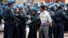 Балтимор: мирный протест сопровождается вспышками насилия 