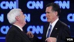 Dua capres unggulan Partai Republik: Newt Gingrich dan Mitt Romney berbincang di sela Acara Debat kandidat di Jacksonville, Florida (26/1).