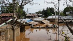 Warga setempat menggunakan perahu untuk melintasi jalan-jalan di antara rumah-rumah warga yang terendam banjir di Naypyitaw, Myanmar Minggu, 15 September 2024. 