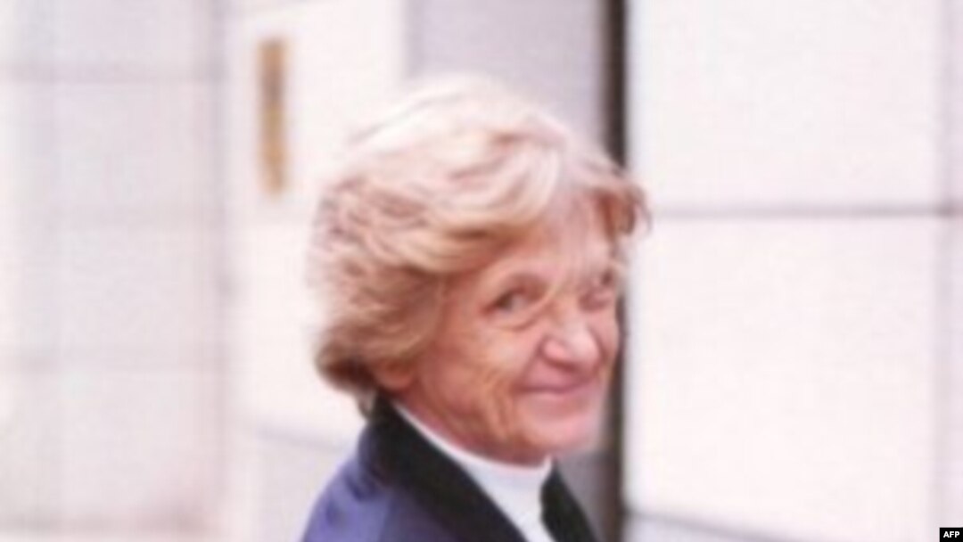 Pam Baker bên ngoài tòa án