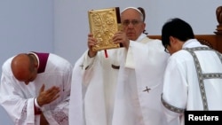 El Papa Francisco busca acelerar el proceso de beatificación de Óscar Romero.
