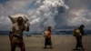 Asap tampak di perbatasan myanmar saat para pengungsi Rohingya berjalan ke pantai setelah menyeberangi perbatasan Bangladesh-Myanmar dengan menggunakan kapal melalui Teluk Benggala, di Shah Porir Dwip, Bangladesh, 11 September 2017.