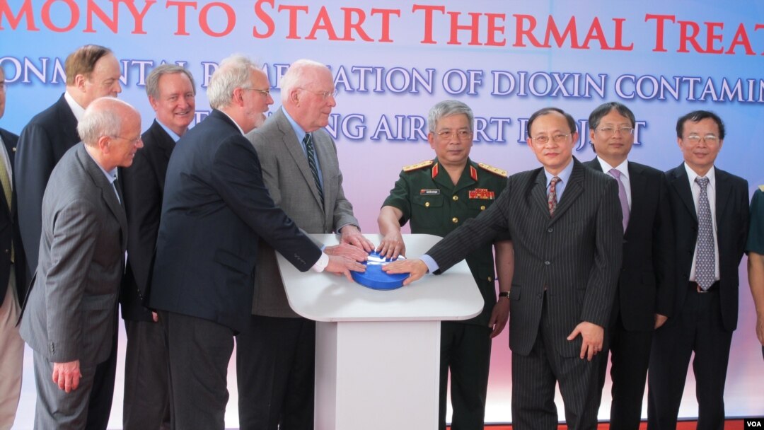 US and Vietnamese officials press start button for Agent Orange clean up project in Da Nang, April 19, 2014. (Marianne Brown/VOA)