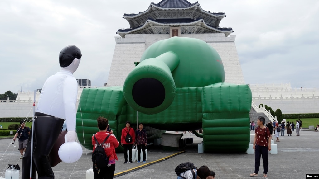 资料照：台湾民众参观台北自由广场中正纪念堂前为纪念六四事件30周年摆放的一个中国军队的坦克气球。（2019年5月21日）(photo:VOA)