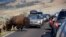Un bisonte bloquea el tráfico de turistas en el Lamar Valley en el Parque Nacional Yellowstone, en Wyoming. Foto de archvio, 3 de agosto de 2016.