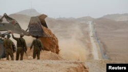 지난해 2월 이스라엘 군인들이 에일라트에서 이집트와의 국경을 순찰하고 있다. (자료사진)