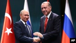 Реджеп Тайип Эрдоган (справа) и Владимир Путин после совместной пресс-конференции в Анкаре, Турция, 28 сентября 2017