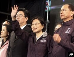 民進黨新北市候選人蔡英文在失敗後向支持者致意