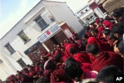 Hundreds in Dzongchen Protest Chinese Police's Use of Force