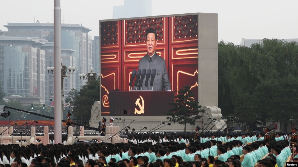 资料照片：中国国家主席习近平2021年7月1日在中国北京天安门广场举行的中国共产党成立100周年纪念活动上发表讲话时，巨大的屏幕上显示习近平讲话时的画面。(photo:VOA)