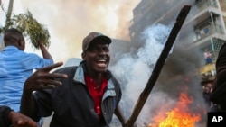 Wakazi wa eneo la Mathare, Nairobi, Kenya, wakipinga matokeo ya uchaguzi wakimuunga mkono Raila Odinga, Wednesday Aug. 9, 2017. 