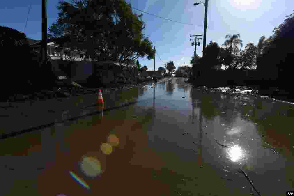 La boue et l'eau remplissent encore une rue près de Montecito, en Californie, suite à une coulée de boue massive le 10 janvier 2018.