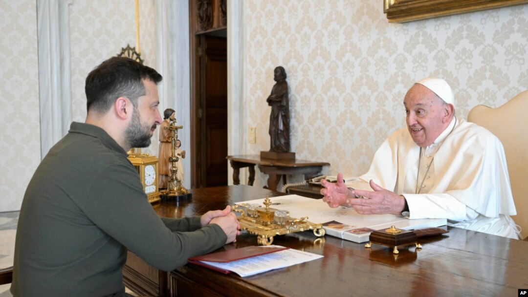 Ukrajinski predsjednik Volodymyr Zelenskyy, lijevo, stiže na privatnu audijenciju kod pape Franje u Vatikan, 11. oktobra 2024.