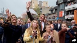 Ratu Maxima, Putri Amalia, Raja Belanda Willem-Alexander, Putri Ariane dan Putri Alexia ikut ambil bagian dalam perayaan ulang tahun ke-50 Raja Willen-Alexander di Tilburg, Belanda, Kamis, 27 April 2017.(AP Photo/Peter Dejong)