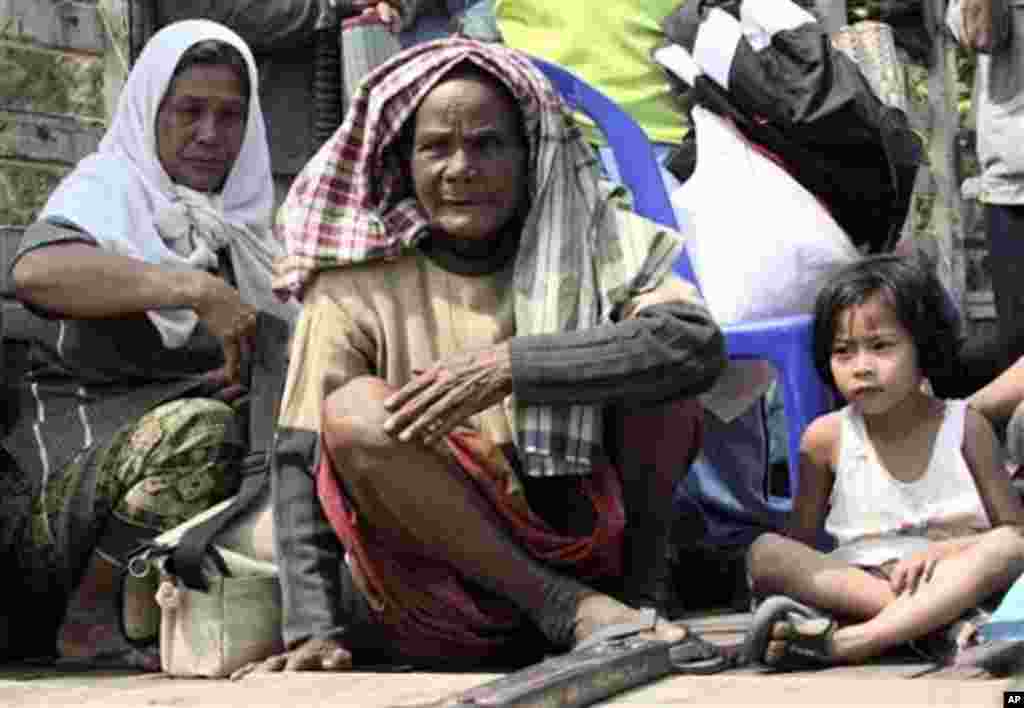 Thai residents evacuate from the Thai-Cambodian border, at Kantharalak in Si Sa Ket province,Thailand, February 7, 2011.