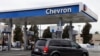 ARCHIVO - Un automovilista conduce cerca de las bombas en una gasolinera Chevron en Oakland, California. (Foto AP/Ben Margot)