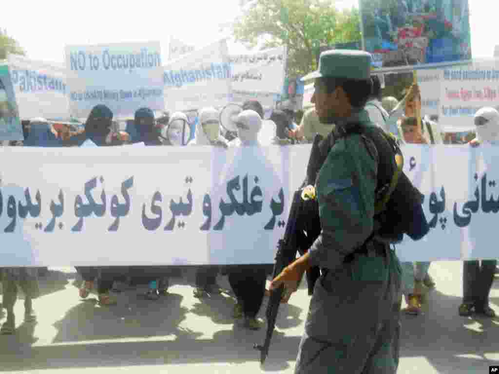 تظاهرات ضد پاکستان توسط هواداران یک حزب سیاسی در ننگرهار