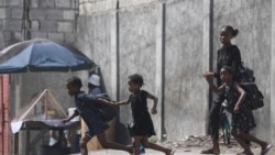 Seorang perempuan dan ketiga anaknya melarikan diri dari rumah mereka akibat kekerasan geng bersenjata di Port-au-Prince, Haiti, pada 20 Oktober 2024. (Foto: Reuters/Ralph Tedy Erol)