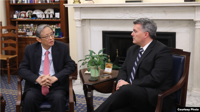 美共和党联邦参议员加德纳2019年2月12日在办公室会见前中国驻美大使周文重（加德纳参议员官网照片)