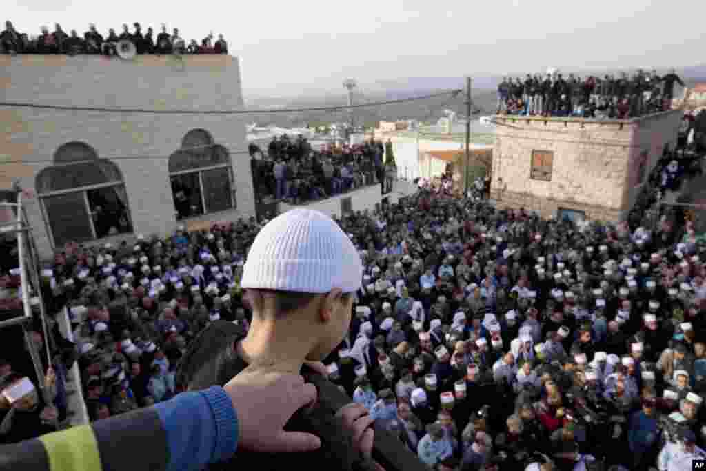Warga Druze menghadiri pemakaman polisi Israel dari etnis Druze yang menjadi salah seorang korban tewas serangan terhadap sinagog di Yerusalem.