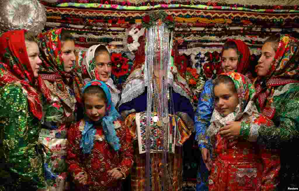 불가리아 드라지노보 마을에서 열린 결혼식에서 이슬람 교도 신부가 가족들의 축하를 받고 있다.
