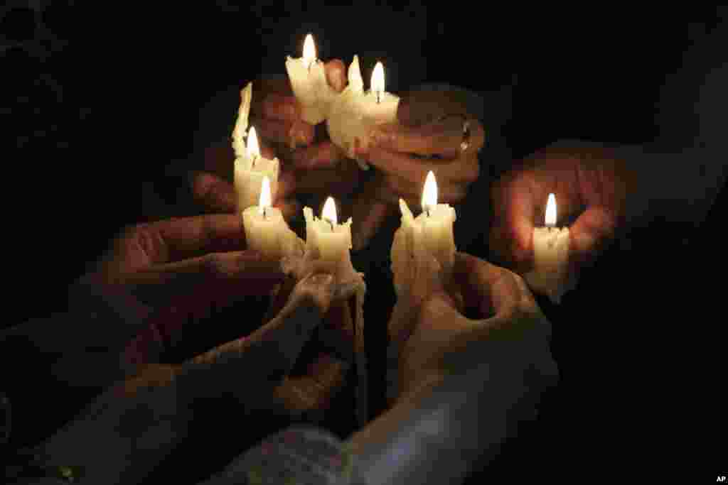 파키스탄 서부 발루치스탄주 퀘타 인근 경찰학교에서 24일(현지시간) 무장 괴한 3명이 총기를 난사해 최소 60명이 숨지고 118명이 다친 가운데, 희생자들을 위한 추모객들이 촛불을 밝히고 있다.