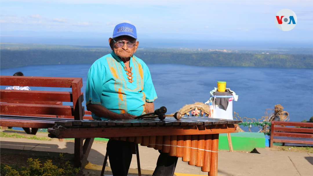 Durante más de 50 años Celestino López ha trabajado en el mirador de Catarina, en Nicaragua. Foto Houston Castillo, VOA.