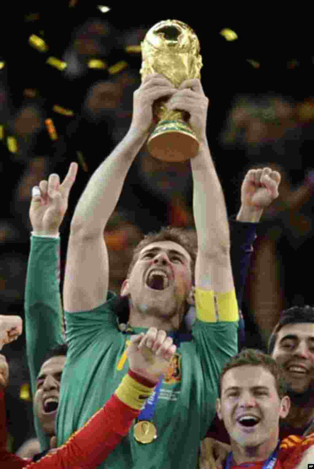 Španjolski golman Iker Casillas drfži trofej Svjetskog nogometnog prvenstva
