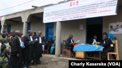 Des avocats lors foraine pour l’octroi les actes de naissance aux ex enfants soldats, à Rutshuru, Nord-Kivu, RDC, 6 septembre 2017. (VOA/Charly Kasereka)