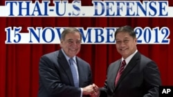 U.S. Secretary of Defense Leon Panetta, left, and his Thai counterpart Sukampol Suwannathat shake hands after signing the 2012 Joint Vision Statement for the Thai - US Defense Alliance, Bangkok, November 15, 2012. 
