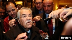 2014年11月24日，沙特石油大臣阿里·納伊米在維也納參加石油輸出國組織會議前抵達他下榻的酒店。（2014年11月24日）