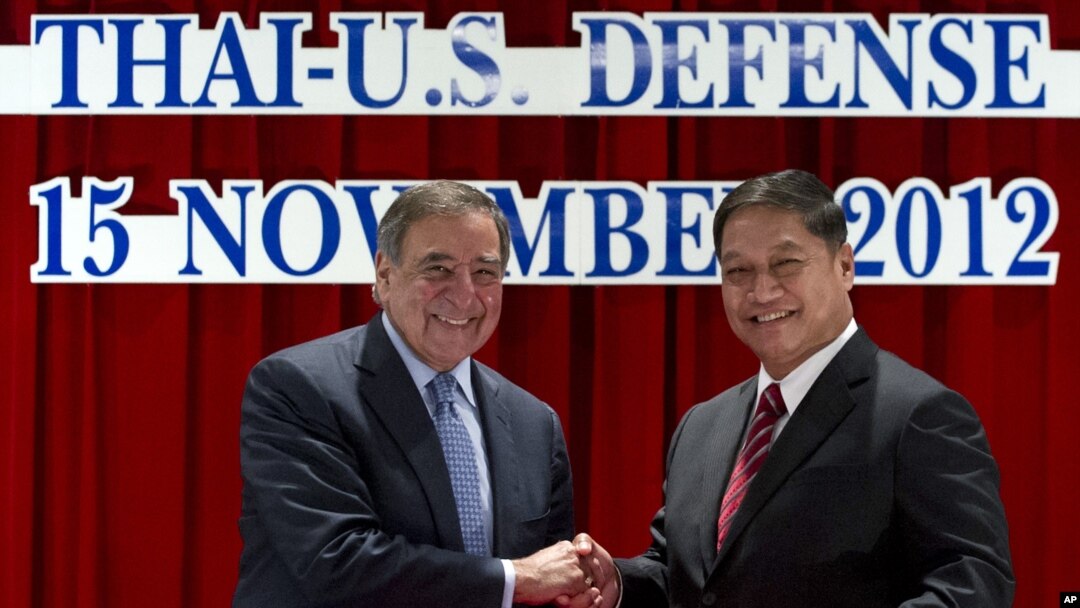 Bộ trưởng Quốc phòng Hoa Kỳ Leon Panetta (trái) và Bộ trưởng Quốc phòng Thái Lan Sukampol Suwannathat bắt tay sau khi ký thỏa thuận, 15/11/12
