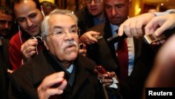 Menteri Perminyakan Arab Saudi Ali al-Naimi mengindikasikan produksi minyak OPEC dipertahankan saat tiba di Wina, Austria (26/11).